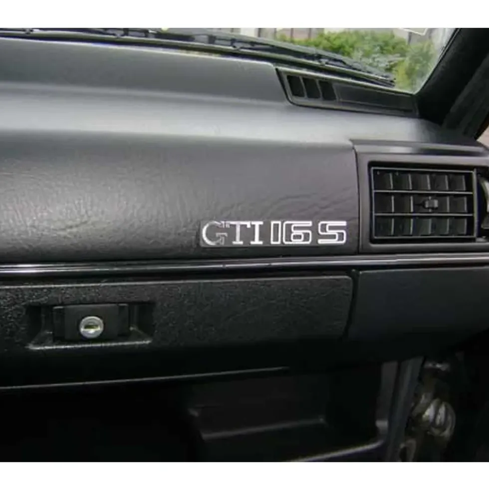 Emblème adhésif GTI 16S chromé sur fond noir de tableau de bord pour VW Golf 2 GTI 16S (08/1985-10/1991)
