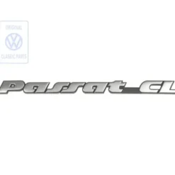 Emblème adhésif PASSAT CL chromé sur fond noir pour hayon et malle arrière de VW Passat B4 Berline et Variant CL (10/1993-12/1996)