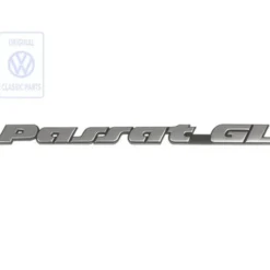 Emblème adhésif PASSAT GL chromé sur fond noir pour hayon et malle arrière de VW Passat B4 Berline et Variant GL (10/1993-03/1997)