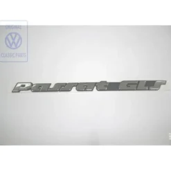 Emblème adhésif PASSAT GLS chromé sur fond noir pour hayon et malle arrière de VW Passat B4 Berline et Variant CL (10/1993-12/1996) - version USA