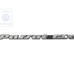 Emblème adhésif PASSAT GLX chromé sur fond noir pour hayon et malle arrière de VW Passat B4 Berline et Variant CL (08/1995-05/1997) - version USA