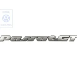 Emblème adhésif PASSAT GT chromé sur fond noir pour hayon et malle arrière de VW Passat B4 Berline et Variant GT (10/1993-12/1996)