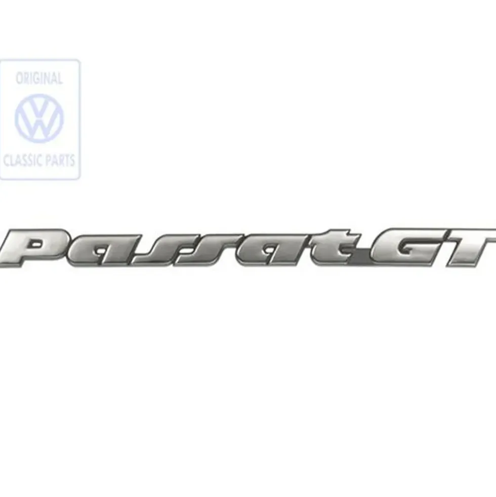 Emblème adhésif PASSAT GT chromé sur fond noir pour hayon et malle arrière de VW Passat B4 Berline et Variant GT (10/1993-12/1996)