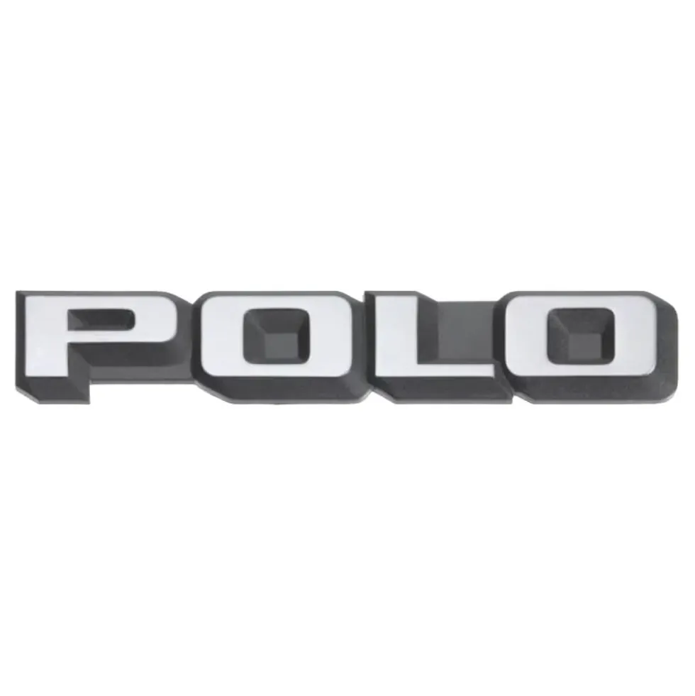 Emblème arrière POLO chromé sur fond noir pour VW Polo 2 86C hatchback trois portes avec hayon arrière vertical (10/1981-09/1990) - sans niveau de finition