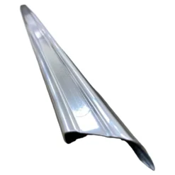 Moulure entre feux en aluminium chromé sur jupe arrière pour BMW Série 02 E10 phase 1 (10/1966-08/1973) - avec fixations