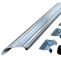Moulure entre feux en aluminium chromé sur jupe arrière pour BMW Série 02 E10 phase 1 (10/1966-08/1973) - avec fixations