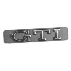 Sigle GTI chromé sur fond noir de baguette d'aile arrière 63mm pour VW Golf 3 GTI Berline et Cabriolet (09/1991-05/1998)